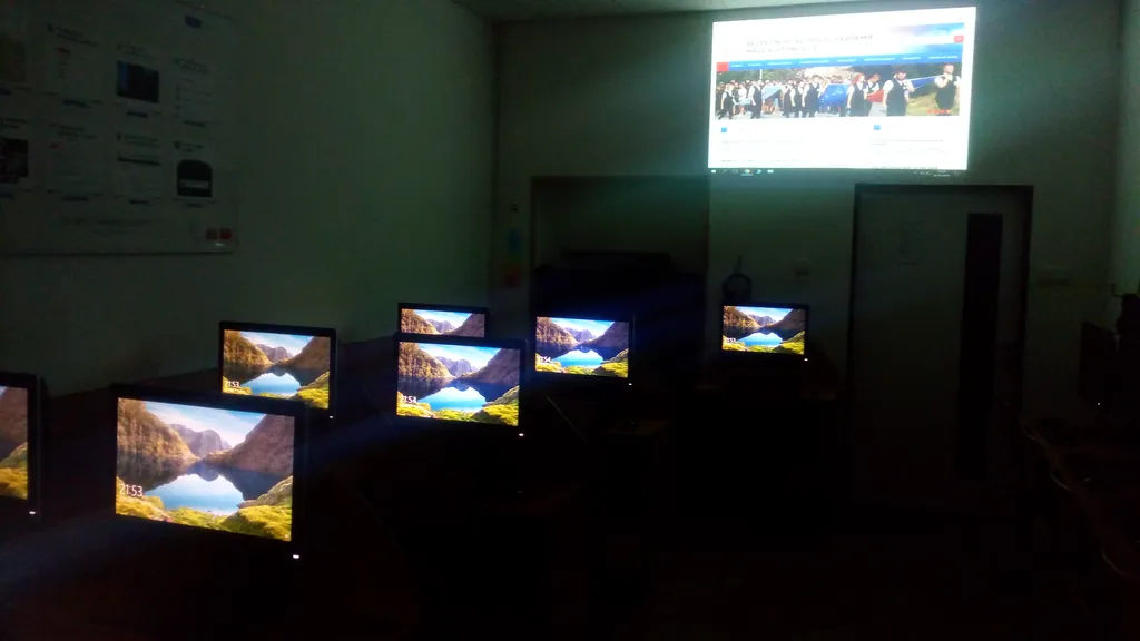 Archivní snímek 5 k článku „Nové PC stanice pro učebnu ICT“ (2019-01-07).